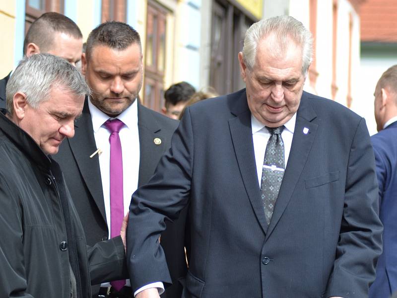 Miloš Zeman zavítal do terapeutického centra Modré dveře, venku na něj čekali jeho příznivci.