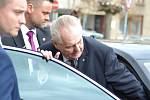 Miloš Zeman zavítal do terapeutického centra Modré dveře, venku na něj čekali jeho příznivci.