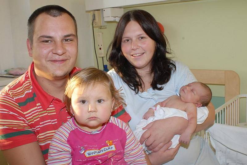 Tatínek Martin a bez tří měsíců dvouletá sestřička Barunka přišli do porodnice navštívit Johanku Kubelkovou, která se s váhou 3 560 gramů a výškou 53 centimetry narodila 17. listopadu, a maminku a partnerku Kateřinu. Všichni žijí v Břežanech II. 