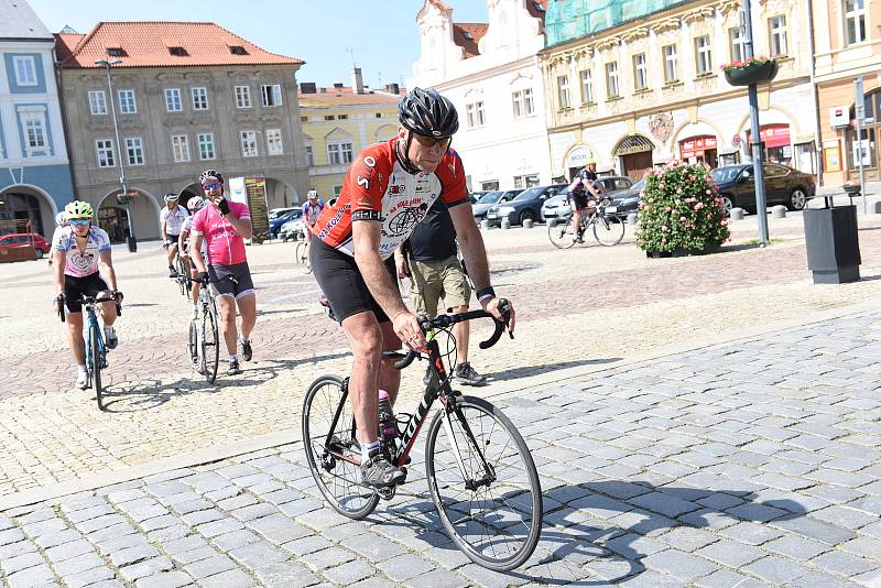 Dvacátého devátého května z Aše vyrazila na trať skupina cyklistů v již desátém ročníku projektu nazvaného Na kole dětem.