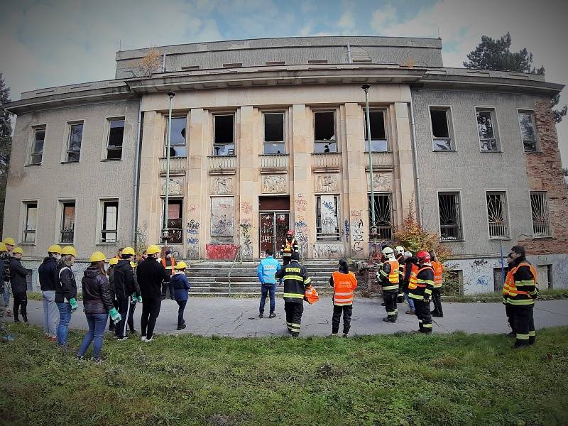 Taktické cvičení složek IZS v areálu bývalého plicního sanatoria v Kostelci nad Černými lesy.