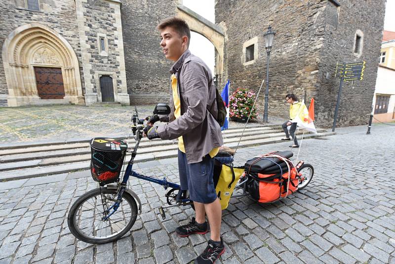 Cestu odvážného cyklisty požehnal farář a bývalý pedagog Jan Halama. 