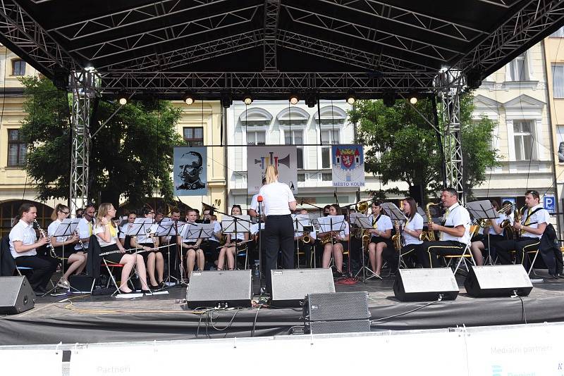 Rozpálenými kolínskými ulicemi pochodovaly mažoretky a dechové orchestry.