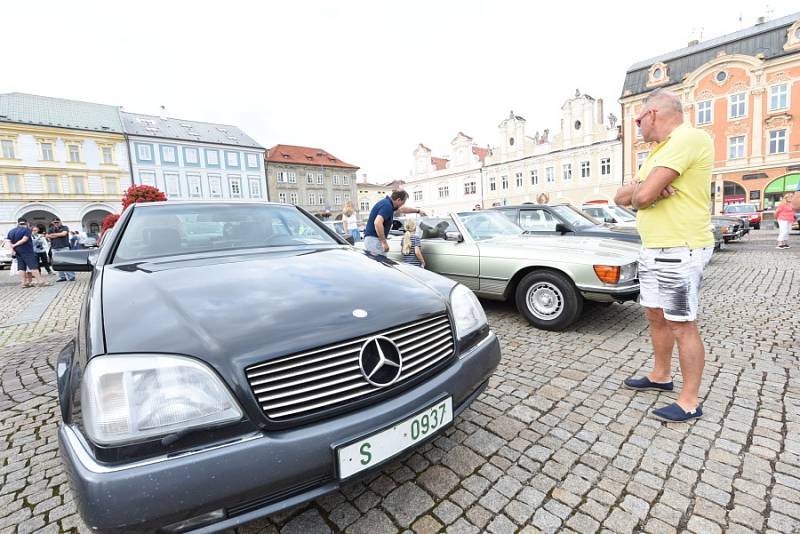 Majitelé vozů značky Mercedes-Benz se sešli po třiatřicáté a auty zaplnili kolínské Karlovo náměstí.