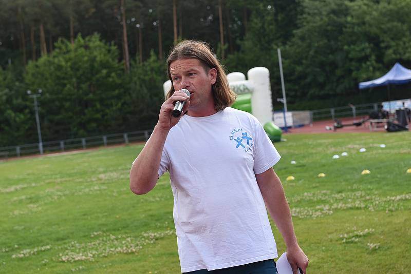 Z Her pro radost na atletickém stadionu v Kolíně.