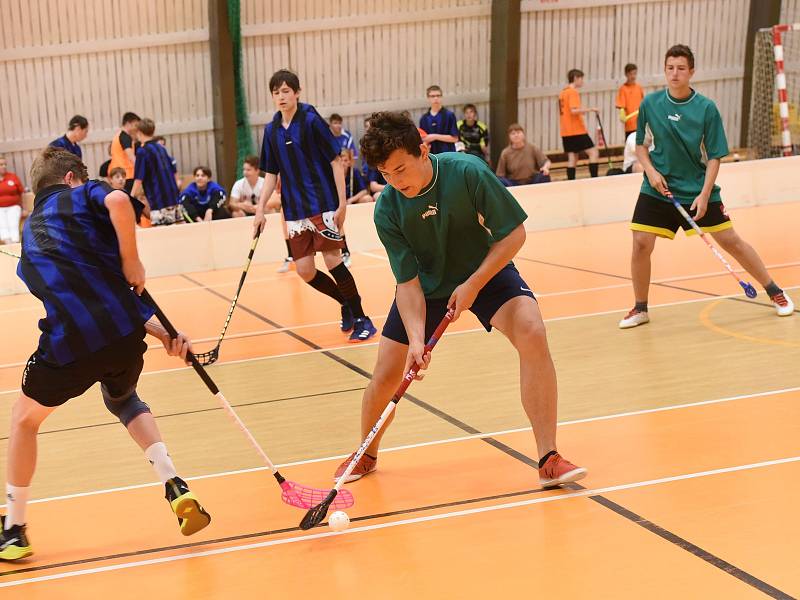 Třetí sportovní den základních škol v Kolíně patřil florbalu.