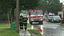 Ze zásahu hasičů u lokální záplavy v Sendražicích v neděli 14. června 2020.