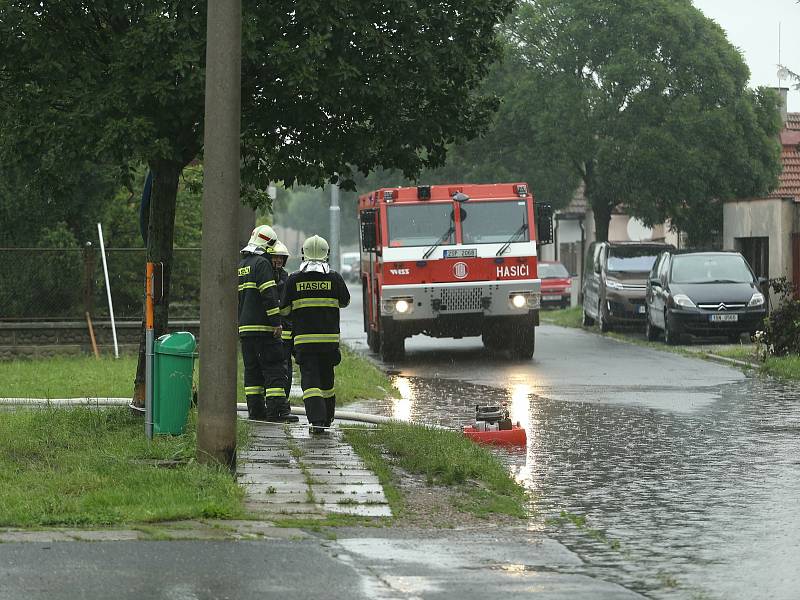 Ze zásahu hasičů u lokální záplavy v Sendražicích v neděli 14. června 2020.