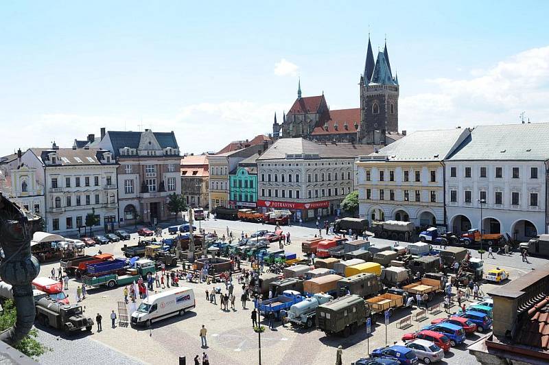 Náměstí zaplnily letité nákladní automobily