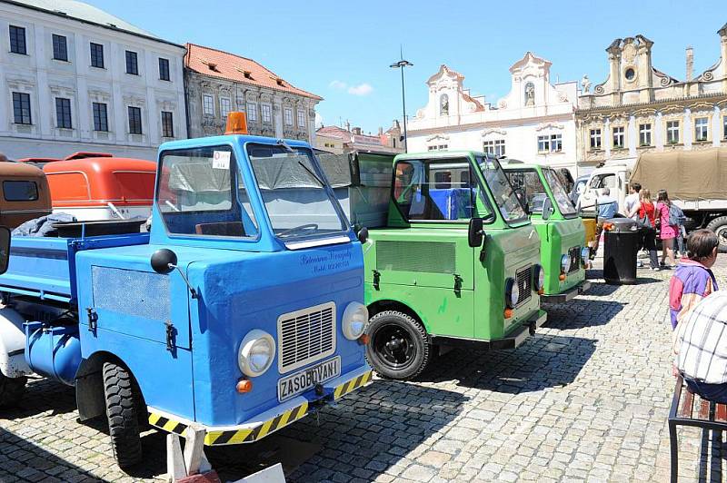 Náměstí zaplnily letité nákladní automobily