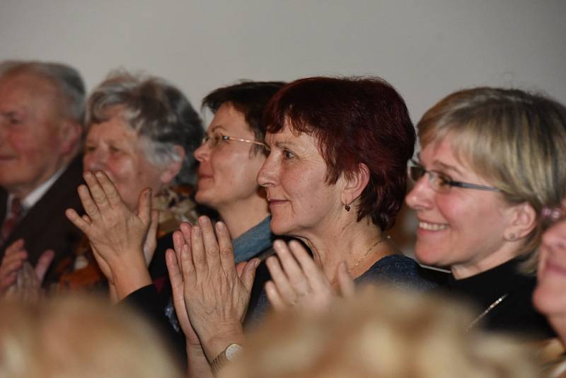 Třetí letošní koncert Kruhu přátel hudby začal vzpomínkou na Brusel