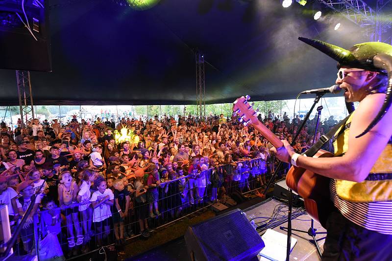 Festival Kefír, s nímž se kolínští organizátoři nakonec usadili na letišti u Hradce Králové, v sobotu pobavil děti všeho věku.