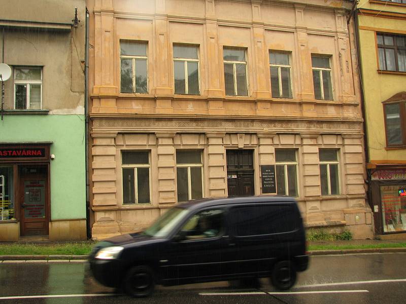 Kmochův dům v Kolíně je prázdný a podepisuje se na něm zub času.