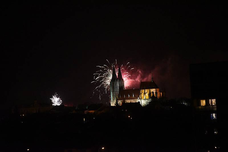 Ohňostroj oblékl kolínský chrám do barevného světelného deště.