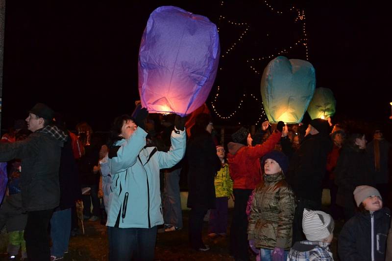 Ve Třech Dvorech rozsvítili strom a vypustili lampiony