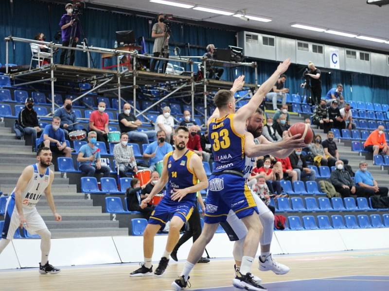 Třetí utkání semifinálové série NBL BC Kolín - Opava (79:67).