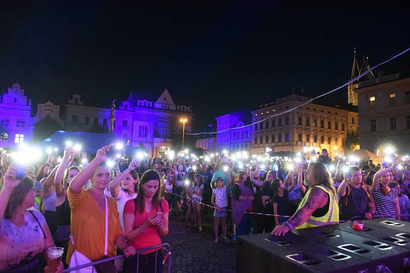 Kolínské kulturní léto: z koncertu Lazy Brass, Pokáče a Migu 21 na Karlově náměstí v Kolíně.