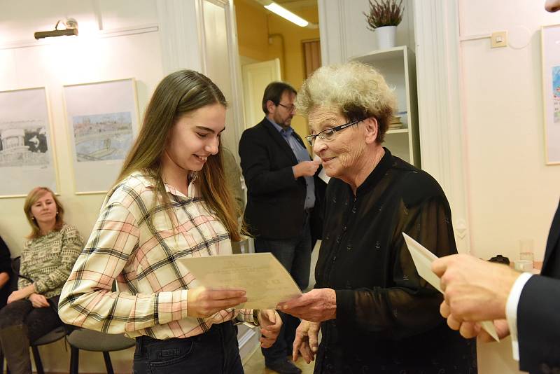 Celkem sto devatenáct prací poslali žáci a studenti především kolínských škol do literární soutěže Macharovo pero, jehož výsledky se vyhlašovaly ve středu v čítárně Městské knihovny Kolín.