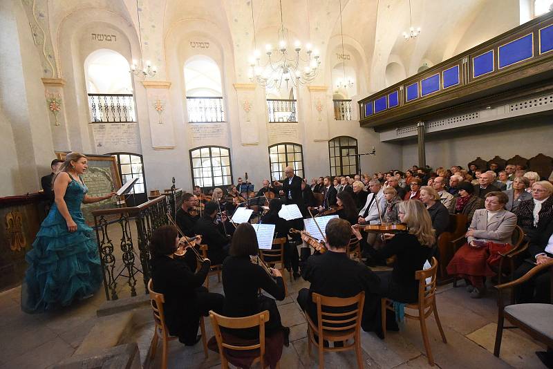 Již po osmnácté se první říjnový den konal v kolínské synagoze Vzpomínkový koncert na památku z Kolína odsunutých židů a opět v režii Vítězslava Podrazila a jeho orchestru Atlantis.