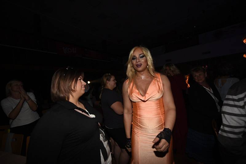 Travesti show v Kolíně.