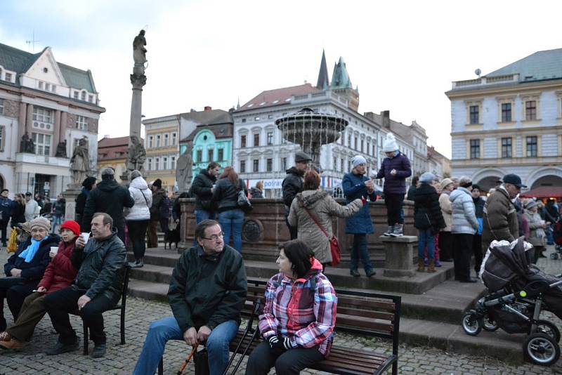 Kolíňáci zaplnili náměstí, aby se podívali na slavnostní rozsvícení vánočního stromu.