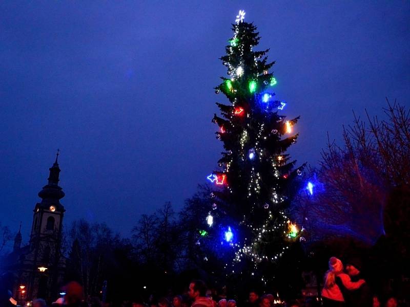 Černokostelečtí rozsvítili vánoční strom, užili si trhy i živý betlém