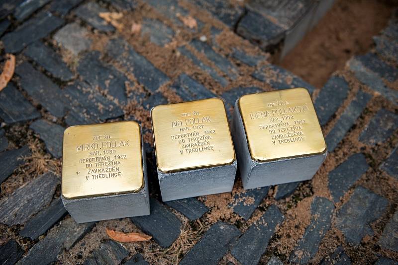 Na Karlově náměstí před č. p. 88 přibyly další Stolpersteiny.