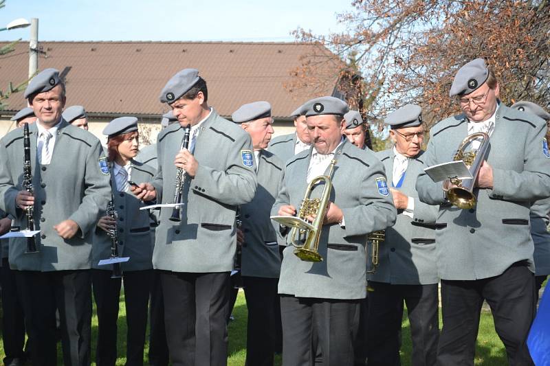 Vznik československého státu si ve Velimi připomněli odhalením desky