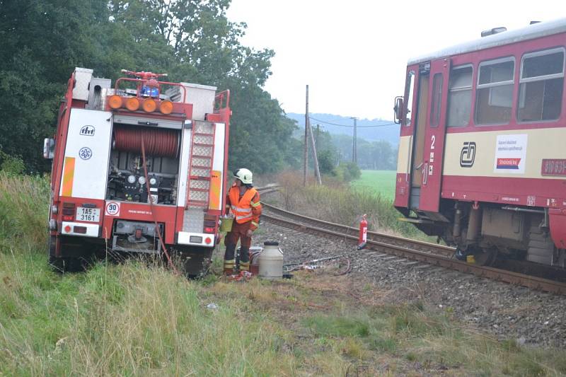 Trať z Peček do Kouřimi. Na přejezdu nedaleko Peček se stala nehoda například před čtyřmi lety.