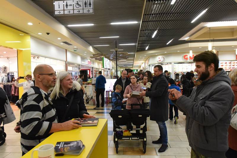 Kuchař a televizní hvězda Pohlreich podepisoval kuchařku