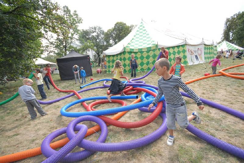 Festival Kefír se přesunul k zámku Kačina