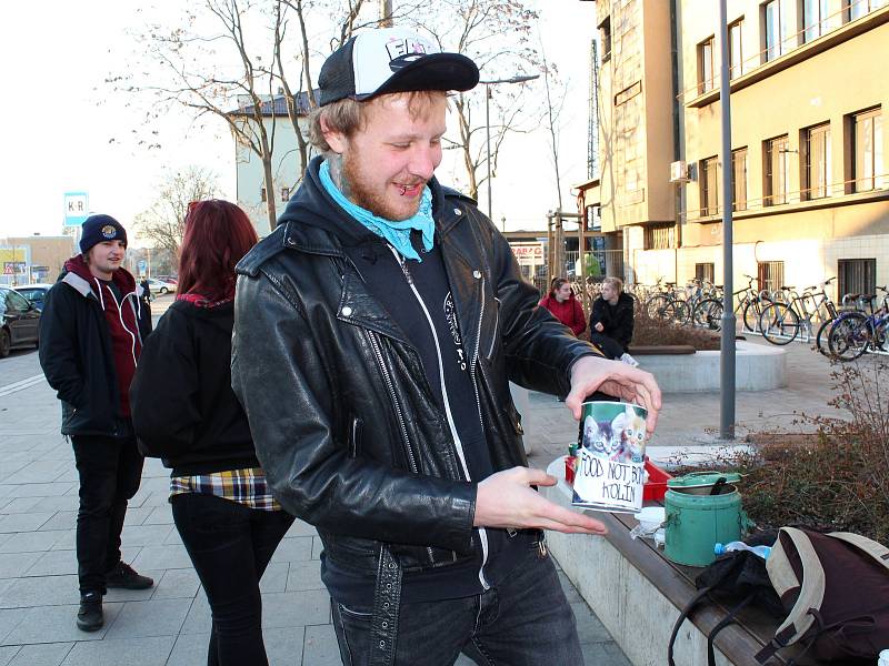 Food Not Bombs počtvrté rozdávali veganské jídlo před hlavním nádražím v Kolíně.