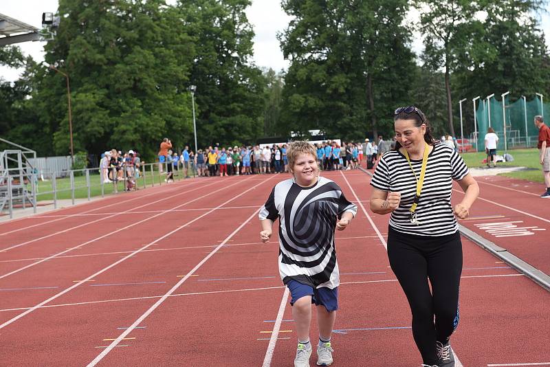 Z Her pro radost na atletickém stadionu v Kolíně.