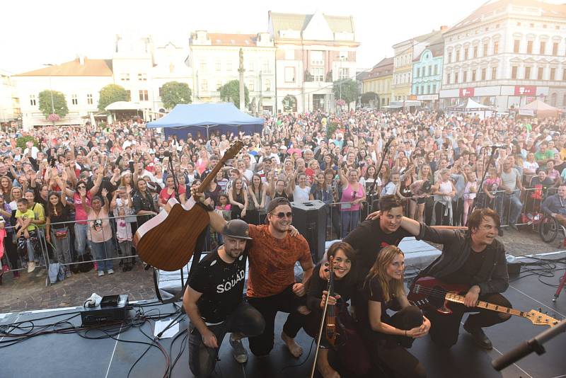 Kolínské kulturní léto: z koncertu kapely Czech It na Karlově náměstí.