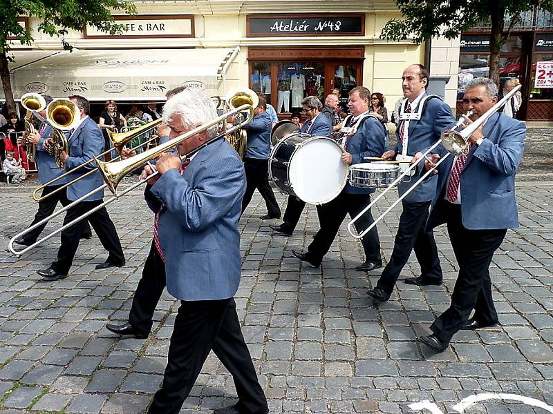 Hlavní slavnostní průvod Kmochova Kolína 2012