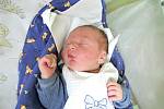 Dominik Kučera se narodil 21. října 2015. Jeho první míry činily 50 centimetrů a 3700 gramů. Ve Veltrubech se z něho radují maminka Lucie, tatínek Stanislav a tříletý bráška Adam.