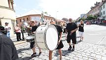 Rozpálenými kolínskými ulicemi pochodovaly mažoretky a dechové orchestry.