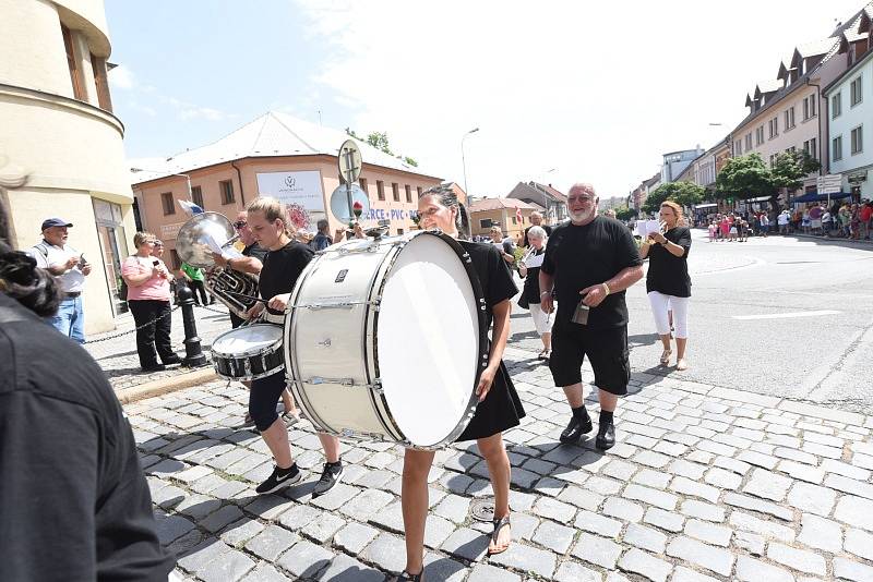 Rozpálenými kolínskými ulicemi pochodovaly mažoretky a dechové orchestry.