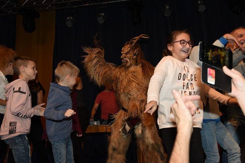 Krampusové přijeli do kulturního domu