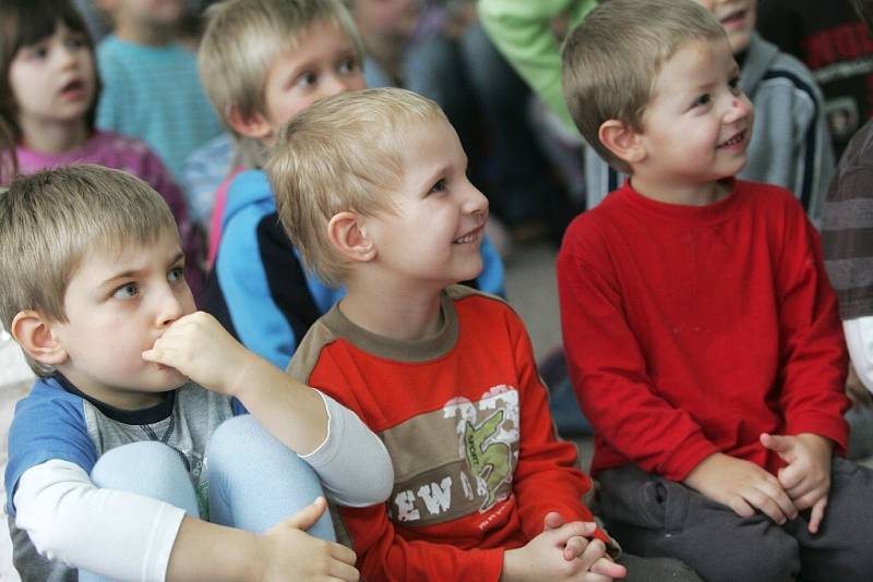 Děti v mateřince v Bezručově ulici v Kolíně navštívil s předstihem Mikuláš