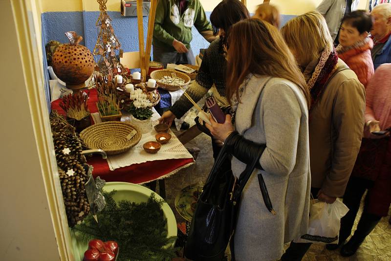 Již 9. ročník adventního jarmarku a festivalu kreativních dílen Andělské zvonění se uskutečnil v budově českobrodského gymnázia.