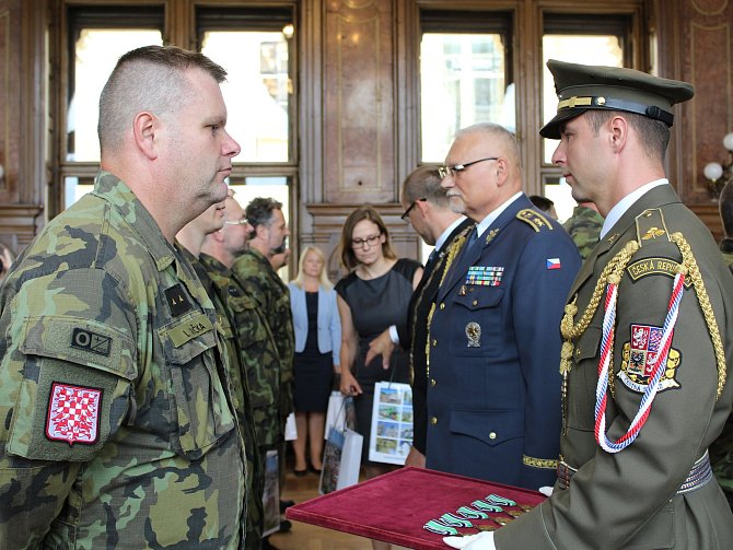 Generál Alan ocenil vojáky čestným odznakem štábního kapitána Václava Morávka.