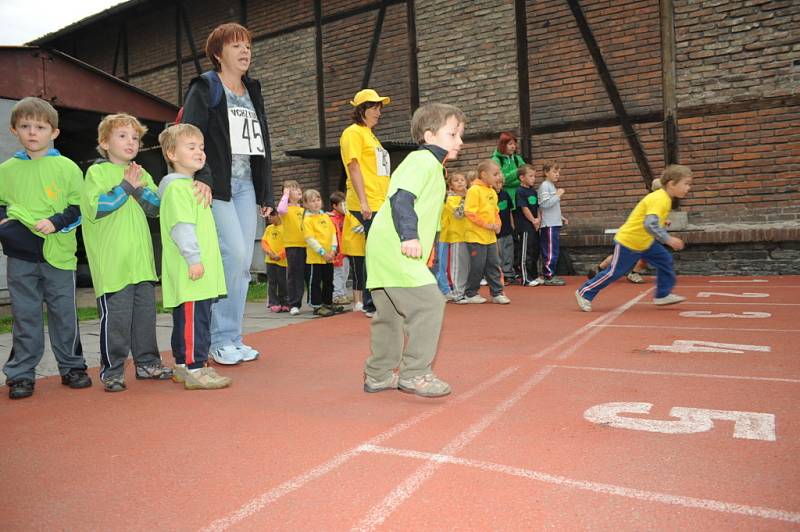 Mateřské školy soutěžily na atletickém stadionu.