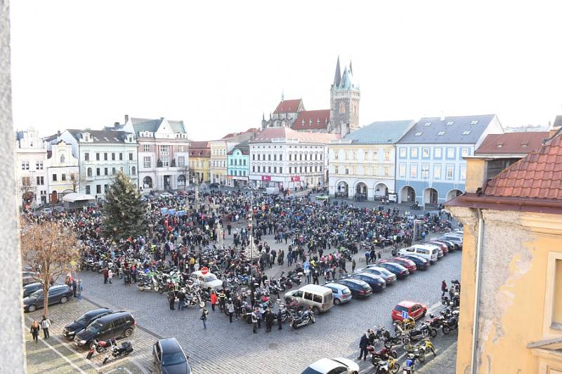 Již po osmnácté letos kolínští motorkáři říkající si Verbež kolínská uspořádali štědrovečerní vyjížďku s tradičním cílem u vánočního stromu na kolínském Karlově náměstí.