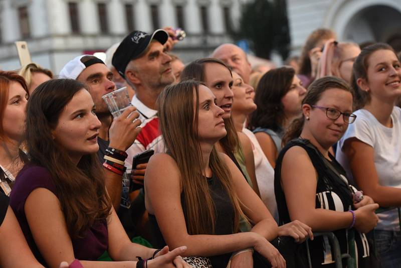 Kolínské kulturní léto: z koncertu zpěváka Marka Ztraceného na Karlově náměstí.