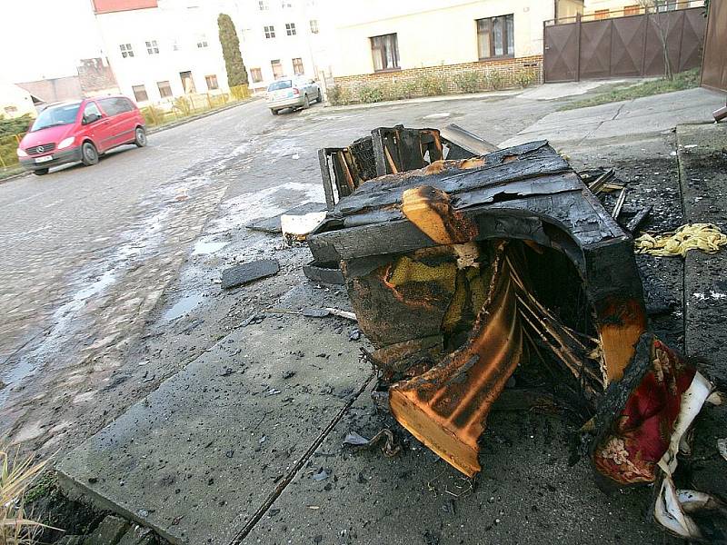 V Břežanech II hořelo podkroví.