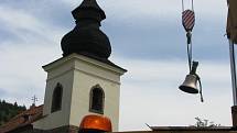 Osazování nového zvonu do kostela sv. Jakuba ve Stříbrné Skalici – Rovné