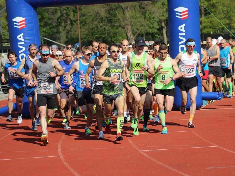 Na start jubilejního 60. ročníku silničního půlmaratónu Kolín - Velký Osek - Kolín se postavil rekordní počet 179 běžců a běžkyň.