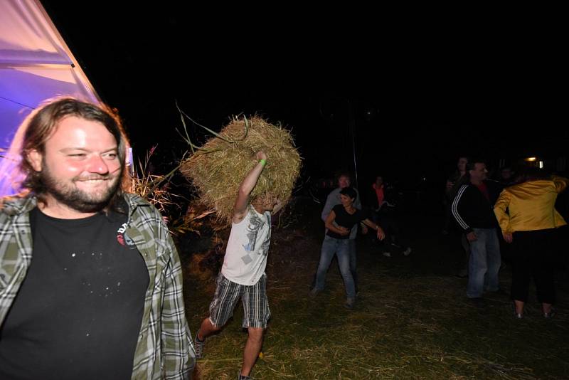 Dožínky přinesly zábavnou soutěž i festival rockových kapel