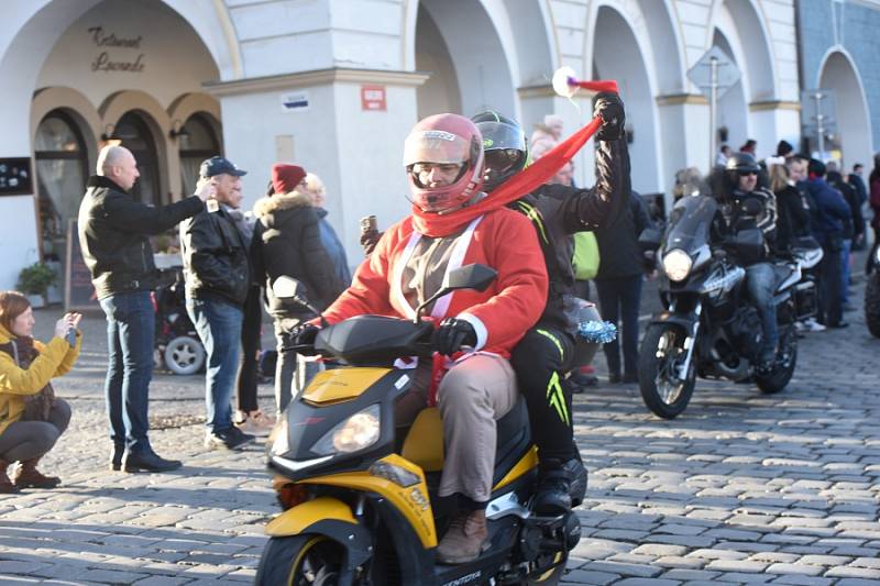 Již po osmnácté letos kolínští motorkáři říkající si Verbež kolínská uspořádali štědrovečerní vyjížďku s tradičním cílem u vánočního stromu na kolínském Karlově náměstí.